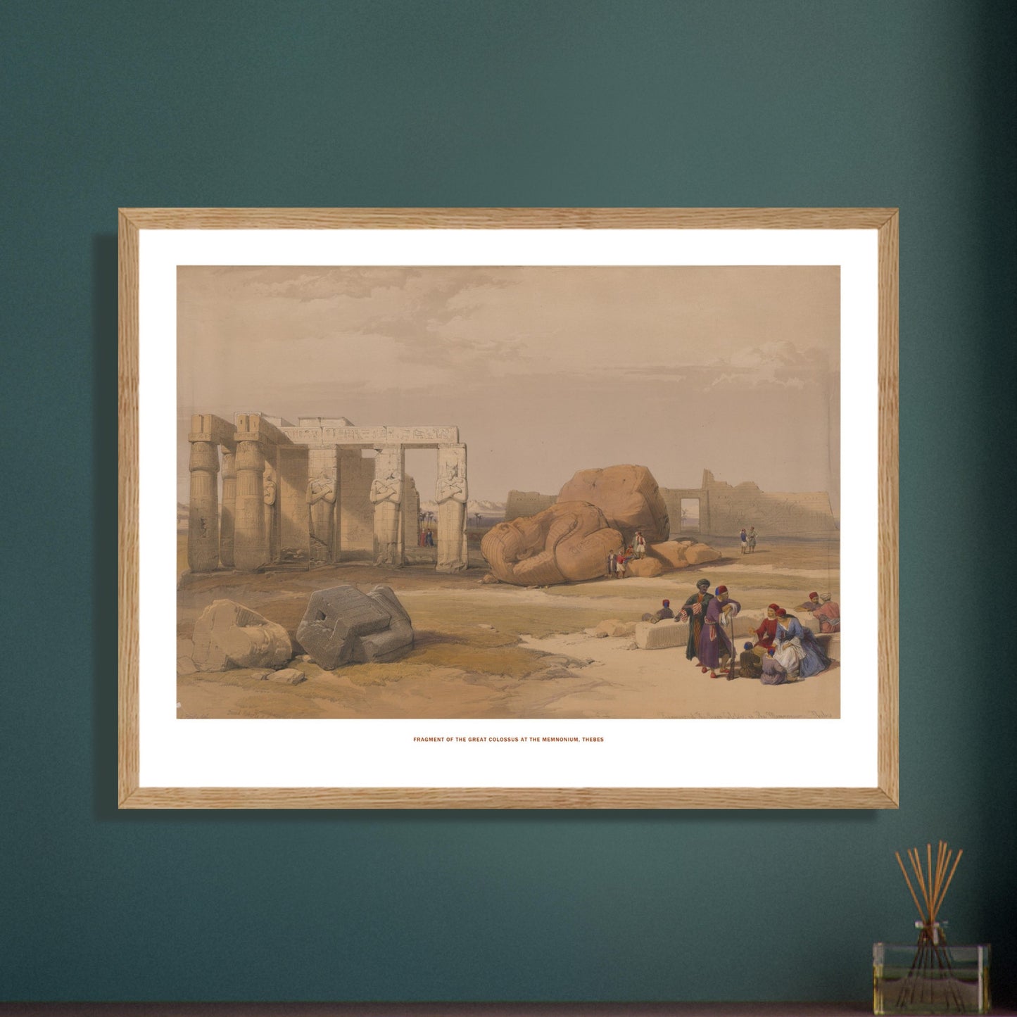 Fragment du grand colosse au Memnonium, Thèbes - David Roberts. Lithographie ancienne montrant le fragment d'un grand colosse au Memnonium à Thèbes, avec des ruines de temples et des groupes de personnes. Image d'illustration 7