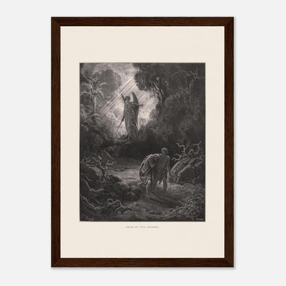 Planche ancienne Adam et Ève chassés du paradis par Gustave Doré (21x29,7 cm (A4) / Cadre bois foncé). Gravure de Gustave Doré représentant l'ange chassant Adam et Ève du jardin d'Éden, avec un ange armé d'une épée les guidant vers l'extérieur.