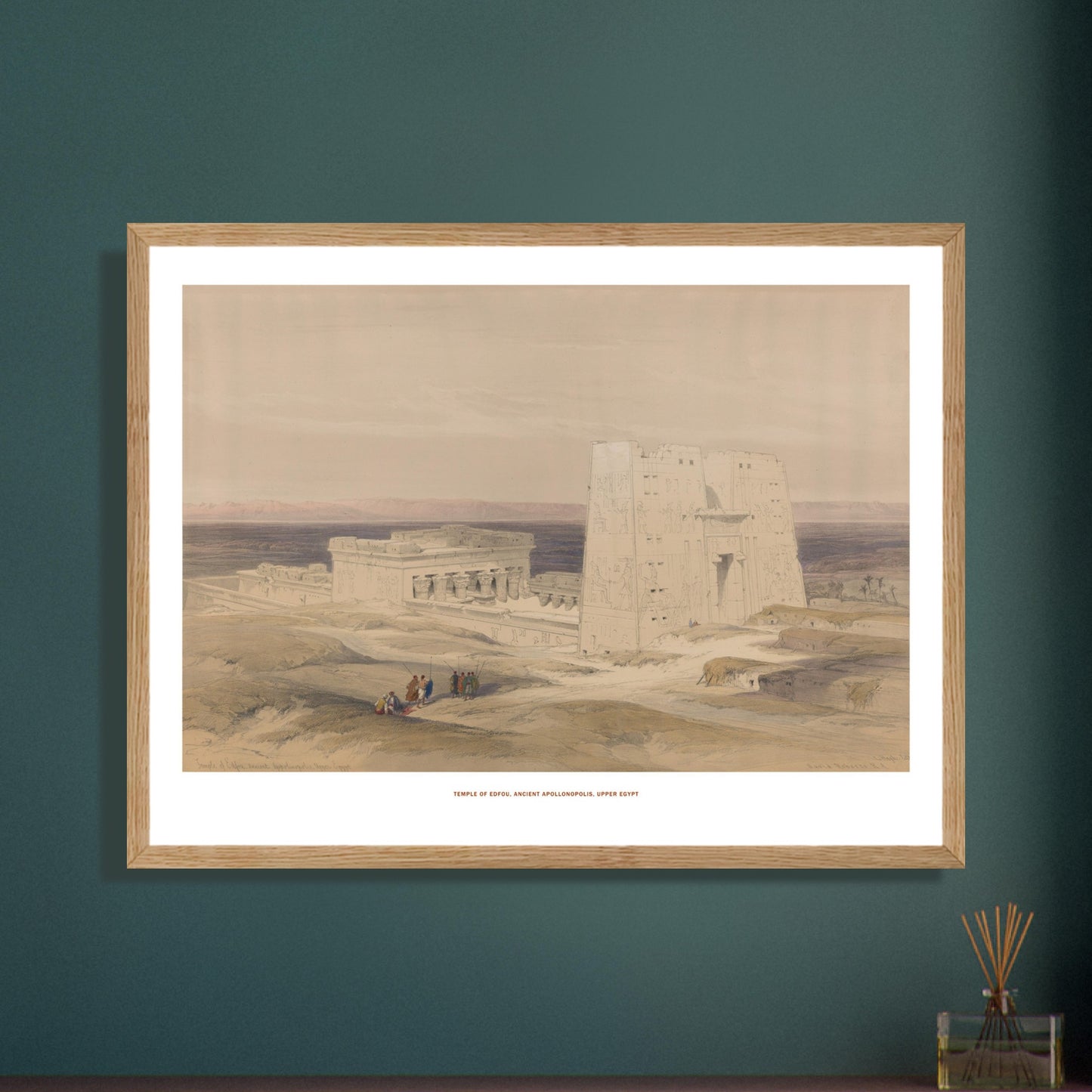 Gravure ancienne : Temple d'Edfou en Haute-Égypte - David Roberts. Lithographie ancienne du temple d'Edfou en Égypte, avec des ruines et des personnages sur un terrain désertique. Image d'illustration 7