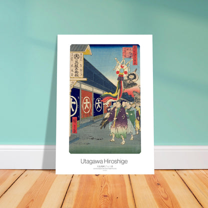Gravure ukiyo-e Les boutiques de soie à Ōdenma-chō - Hiroshige. Estampe ukiyo-e par Utagawa Hiroshige des boutiques de soie à Ōdenma-chō, montrant des personnages défilant devant des magasins avec des bannières, sous un ciel bleu. Image d'illustration 4