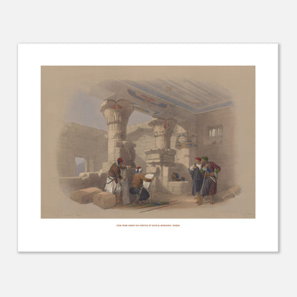 Planche ancienne : Vue sous le portique de Deir el-Médineh - David Roberts (40x50 cm). Lithographie ancienne représentant une vue sous le portique de Deir el-Médineh, avec des colonnes imposantes et des figures égyptiennes, par David Roberts.