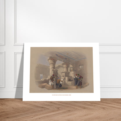 Planche ancienne : Vue sous le portique de Deir el-Médineh - David Roberts. Lithographie ancienne représentant une vue sous le portique de Deir el-Médineh, avec des colonnes imposantes et des figures égyptiennes, par David Roberts. Image d'illustration 6