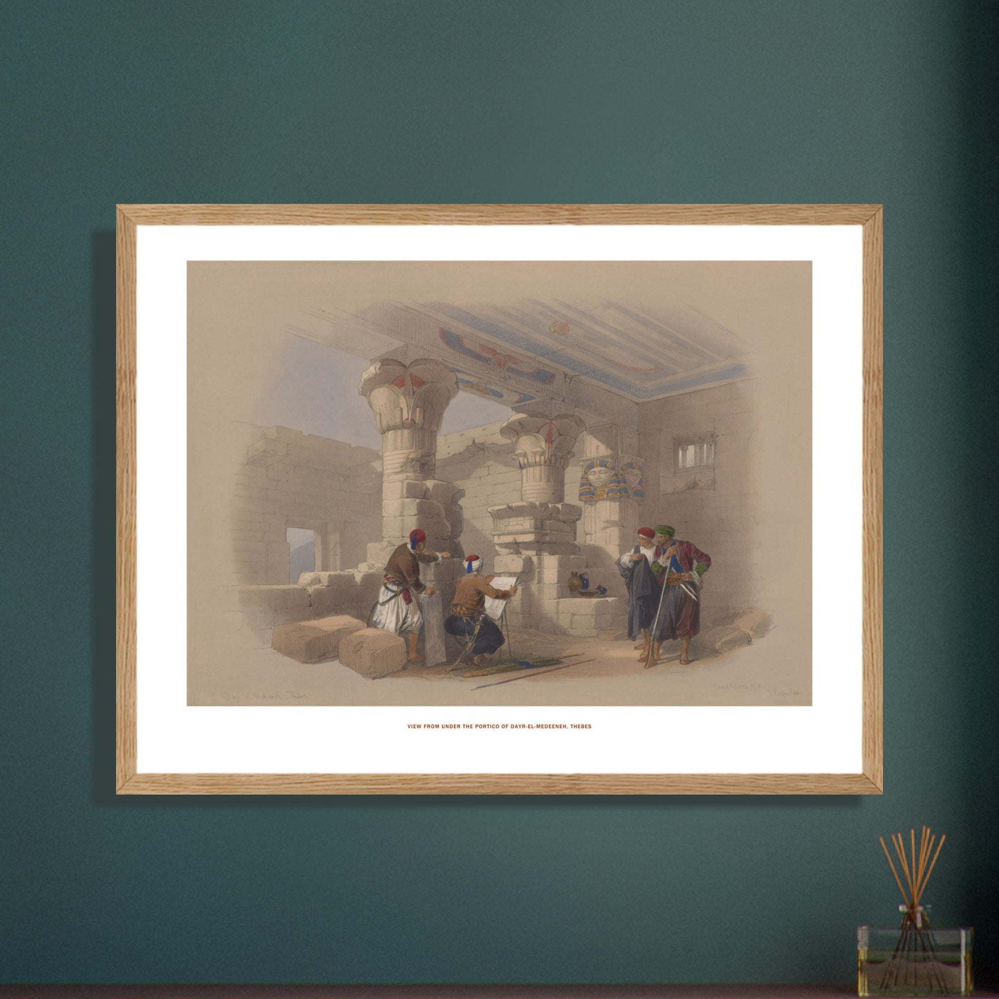 Planche ancienne : Vue sous le portique de Deir el-Médineh - David Roberts. Lithographie ancienne représentant une vue sous le portique de Deir el-Médineh, avec des colonnes imposantes et des figures égyptiennes, par David Roberts. Image d'illustration 7