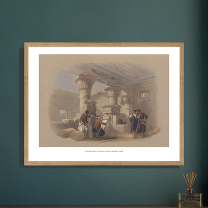 Planche ancienne : Vue sous le portique de Deir el-Médineh - David Roberts. Lithographie ancienne représentant une vue sous le portique de Deir el-Médineh, avec des colonnes imposantes et des figures égyptiennes, par David Roberts. Image d'illustration 7