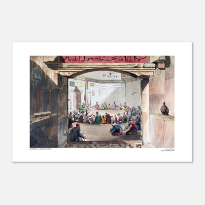 Gravure de l'entrée de la Tour des Vents à Athènes, par Edward Dodwell (40x60 cm). Une scène intérieure où un groupe de personnes est réuni, vues à travers une arche ornée de calligraphie.