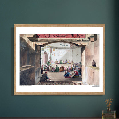 Gravure de l'entrée de la Tour des Vents à Athènes, par Edward Dodwell. Une scène intérieure où un groupe de personnes est réuni, vues à travers une arche ornée de calligraphie.