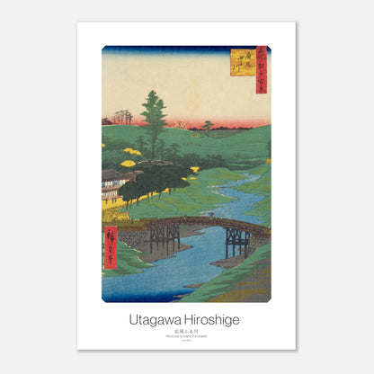 Gravure ancienne : Hiroo sur la rivière Furukawa, Hiroshige (30x45 cm). Estampe japonaise représentant un paysage verdoyant avec une rivière, un pont en bois, et des habitations.