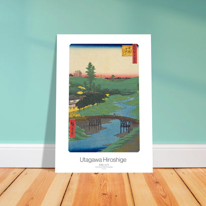 Gravure ancienne : Hiroo sur la rivière Furukawa, Hiroshige. Estampe japonaise représentant un paysage verdoyant avec une rivière, un pont en bois, et des habitations. Image d'illustration 4