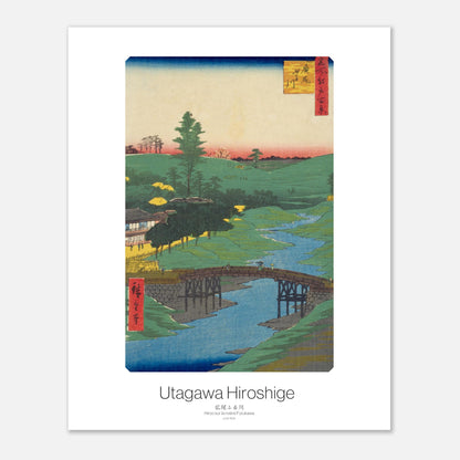 Gravure ancienne : Hiroo sur la rivière Furukawa, Hiroshige (40x50 cm). Estampe japonaise représentant un paysage verdoyant avec une rivière, un pont en bois, et des habitations.