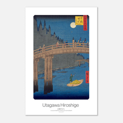 Gravure ukiyo-e - Le quai de Bambou près du pont de Kyōbashi - Hiroshige (30x45 cm). Estampe ukiyo-e représentant le pont de Kyōbashi sous la lune, avec des personnes sur le pont et une barque sur l'eau.