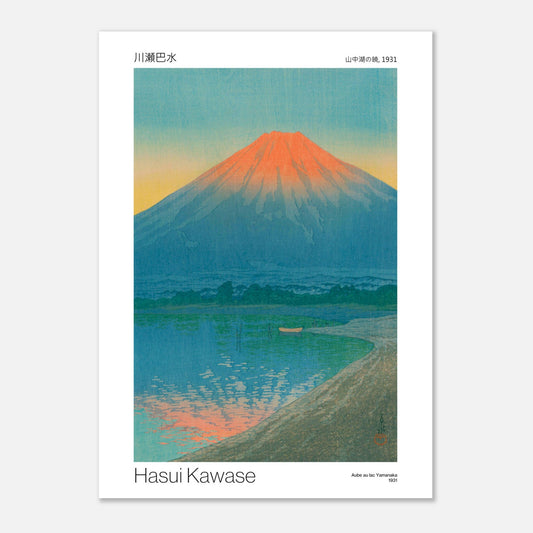 Gravure japonaise Aube au lac Yamanaka - Hasui Kawase (50x70 cm). Illustration de la gravure japonaise représentant un paysage montagneux au lever du soleil sur un lac avec une petite barque, par Hasui Kawase.