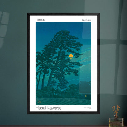Japanischer Holzschnitt - Mond in Magome - Hasui Kawase (1930). Reproduktion eines japanischen Drucks, der schlanke Kiefern unter einem hellgelben Mond darstellt, mit einem kleinen beleuchteten Haus rechts und einem Feld im Vordergrund, von Hasui Kawase, mit dem Titel „Mond in Magome, 1930“.