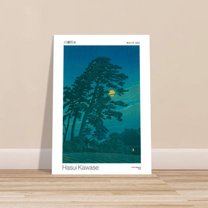 Gravure japonaise - Lune à Magome - Hasui Kawase (1930). Reproduction d'une gravure japonaise représentant des pins élancés sous une lune jaune brillante, avec une petite maison éclairée à droite et un champ à l'avant-plan, par Hasui Kawase, intitulée 'Lune à Magome, 1930'. Image d'illustration 9