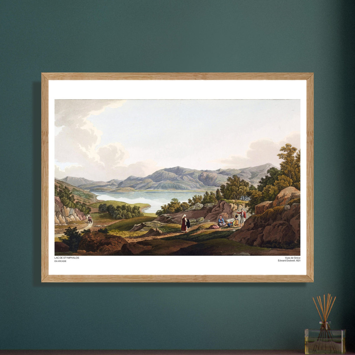 Incisione del Lago di Stinfalo in Arcadia, di Edward Dodwell. Paesaggio del lago Stinfalo in Arcadia, con montagne sullo sfondo, uno specchio d'acqua, vegetazione e gruppi di persone in abiti tradizionali.