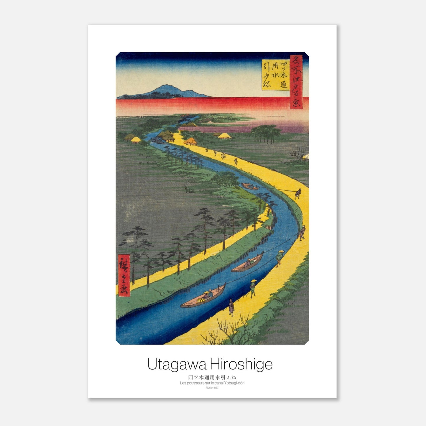 Gravure ukiyo-e Les pousseurs sur le canal Yotsugi-dōri - Hiroshige (30x45 cm). Estampe ukiyo-e par Utagawa Hiroshige montrant des pousseurs sur le canal Yotsugi-dōri, avec des bateaux sur l'eau bleue bordée de terres vertes et jaunes, et des montagnes au loin.