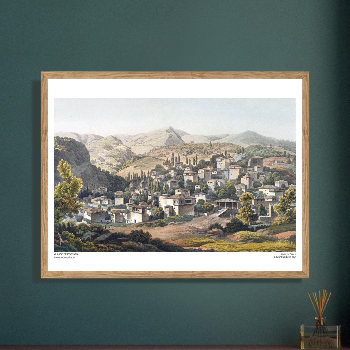 Il villaggio di Portaria sul Monte Pelio, incisione di E. Dodwell. Vista di un pittoresco villaggio chiamato Portaria, situato su una collina verdeggiante con montagne sullo sfondo.