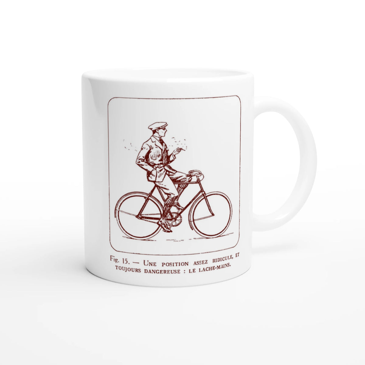 Antica illustrazione di ciclista: Il senza mani. Tazza bianca decorata con un'illustrazione retrò monocroma rossa che raffigura un ciclista in abito che lascia il manubrio, accompagnata dalla didascalia esplicativa 'Une position assez ridicule et toujours dangereuse : le lâche-mains'.