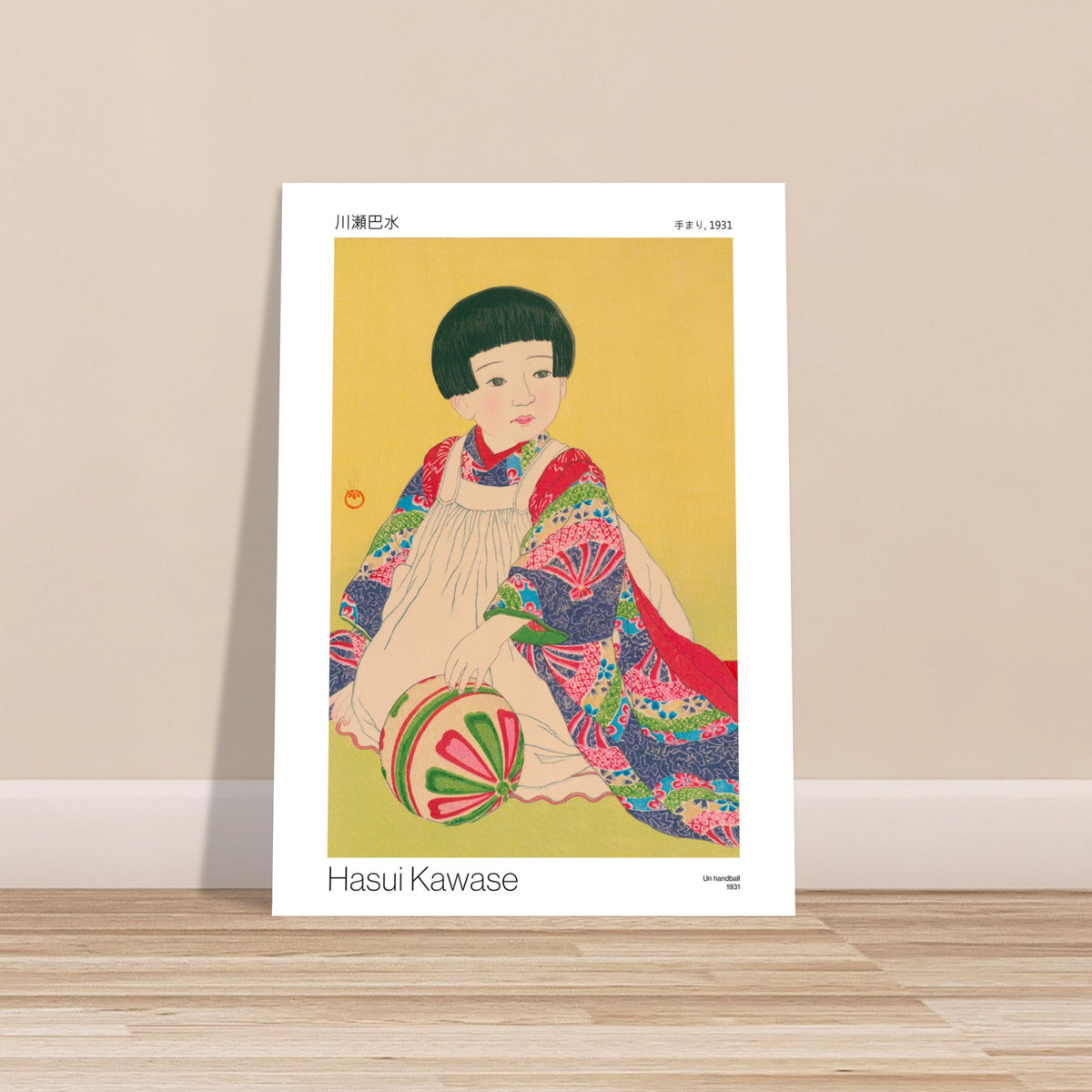 Antike Illustration: Ein Handball von Hasui Kawase. Japanische Illustration eines sitzenden Kleinkinds mit einem geometrisch gemusterten Ball in einem bunten Kimono, von Hasui Kawase.