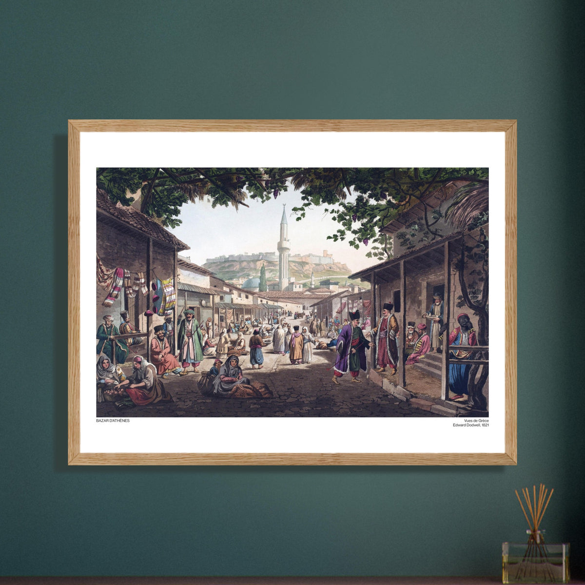 Illustrazione del Bazar di Atene nel XIX secolo, di Edward Dodwell. Illustrazione di un vivace mercato in una città, intitolata "Bazar di Atene", con edifici bassi, bancarelle e persone in costumi tradizionali, dominata da una moschea.