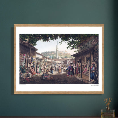 Illustrazione del Bazar di Atene nel XIX secolo, di Edward Dodwell. Illustrazione di un vivace mercato in una città, intitolata "Bazar di Atene", con edifici bassi, bancarelle e persone in costumi tradizionali, dominata da una moschea.