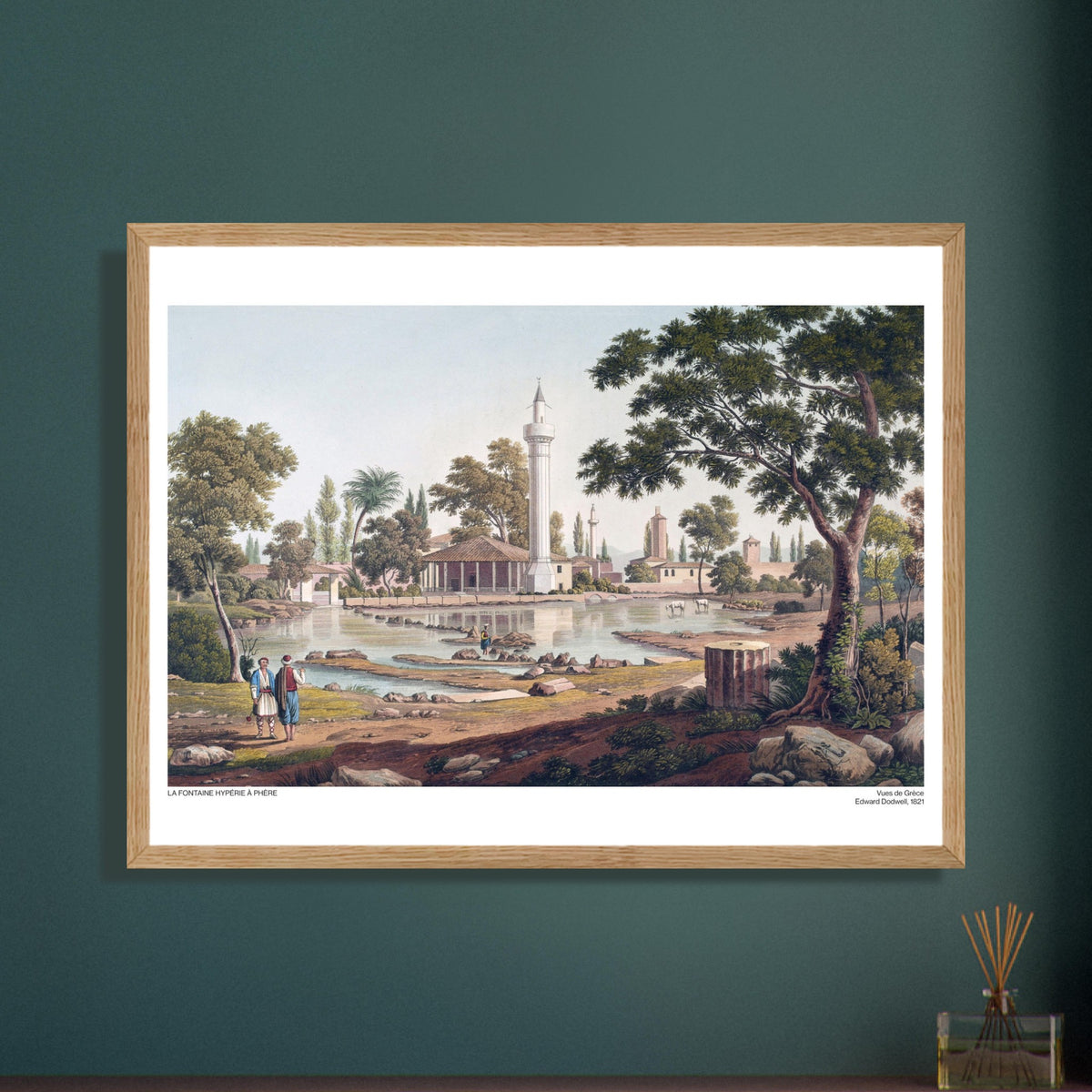 Illustrazione della Fontana Iperia a Fere, da Edward Dodwell. Antica incisione raffigurante la fonte Iperia a Fere, con figure umane, un lago e un minareto, circondata da alberi e vegetazione.