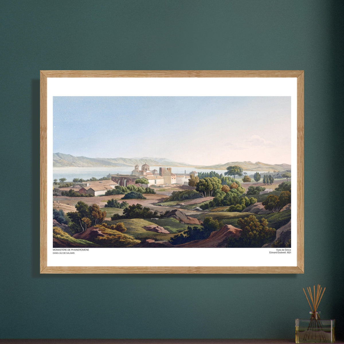 Illustrazione del Monastero di Phaineromene sull'isola di Salamina, di Edward Dodwell. Antica incisione intitolata "Monastero di Phaineromene, nell'isola di Salamina", che mostra un gruppo di edifici di un monastero con cupole, vicino a uno specchio d'acqua.