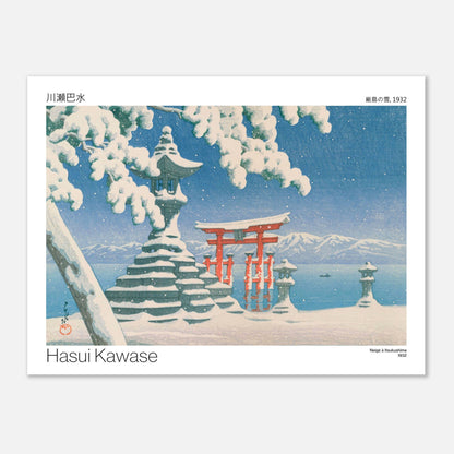 Illustration Neige à Itsukushima par Hasui Kawase (30x40 cm). Paysage enneigé d'Itsukushima avec un torii rouge se reflétant dans l'eau, des lanternes de pierre couvertes de neige, et des montagnes enneigées à l'horizon.