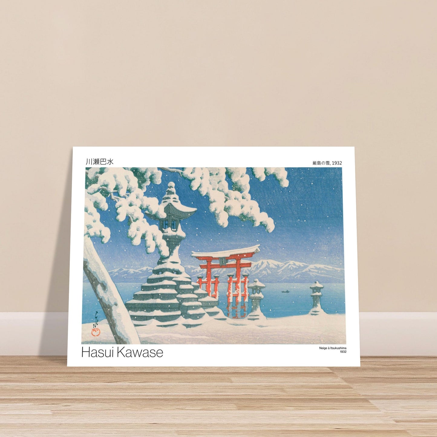 Illustration Neige à Itsukushima par Hasui Kawase. Paysage enneigé d'Itsukushima avec un torii rouge se reflétant dans l'eau, des lanternes de pierre couvertes de neige, et des montagnes enneigées à l'horizon. Image d'illustration 7