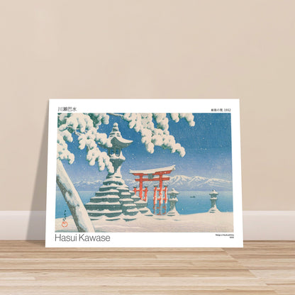 Illustration Neige à Itsukushima par Hasui Kawase. Paysage enneigé d'Itsukushima avec un torii rouge se reflétant dans l'eau, des lanternes de pierre couvertes de neige, et des montagnes enneigées à l'horizon. Image d'illustration 7