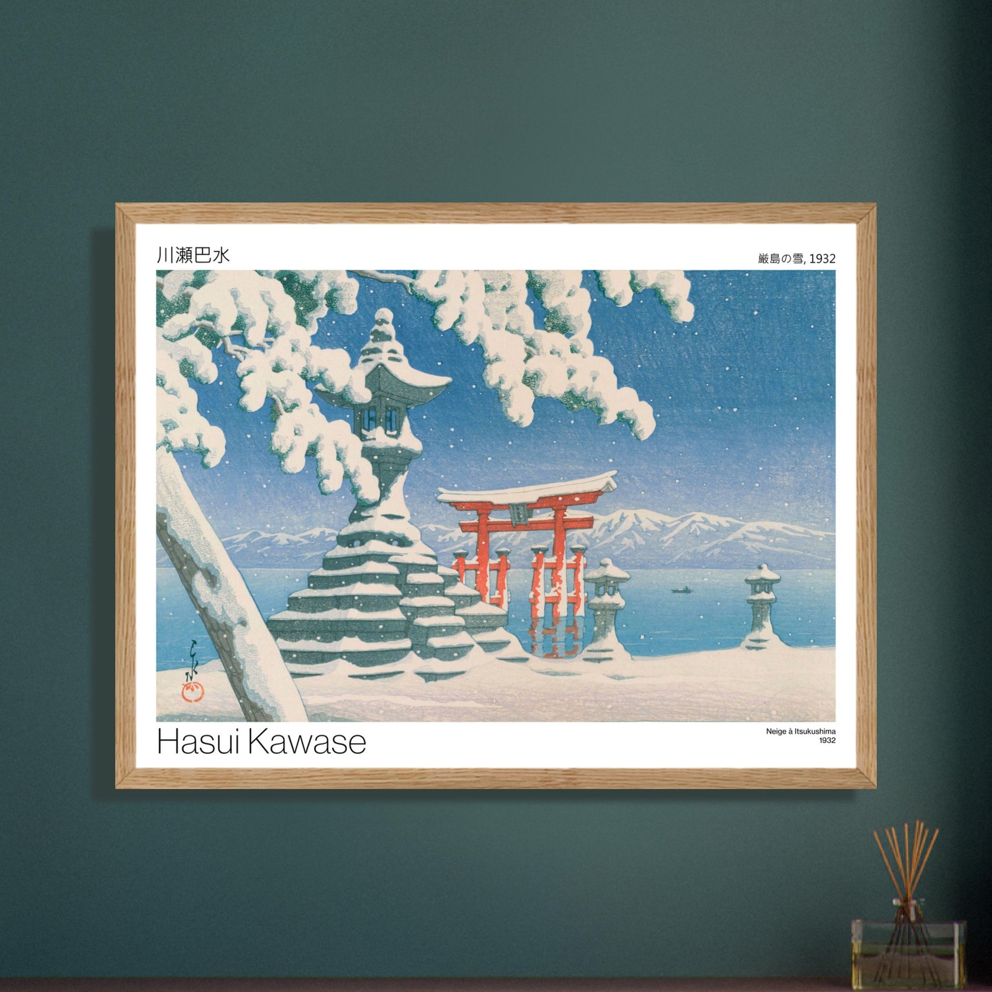 Illustration Neige à Itsukushima par Hasui Kawase. Paysage enneigé d'Itsukushima avec un torii rouge se reflétant dans l'eau, des lanternes de pierre couvertes de neige, et des montagnes enneigées à l'horizon. Image d'illustration 8