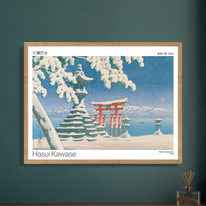 Illustration Neige à Itsukushima par Hasui Kawase. Paysage enneigé d'Itsukushima avec un torii rouge se reflétant dans l'eau, des lanternes de pierre couvertes de neige, et des montagnes enneigées à l'horizon. Image d'illustration 8