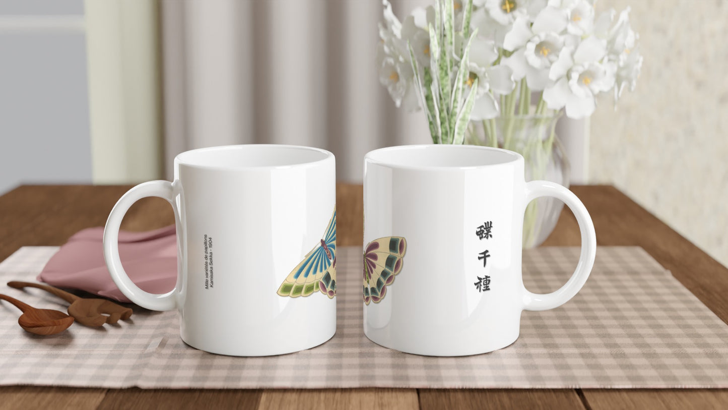 Illustration de papillon stylisé aux motifs d'ombrelles par Sekka. Mug blanc décoré d'un grand papillon aux ailes stylisées dans des tons pastel de beige, de vert et de pourpre, avec des motifs concentriques rappelant des ombrelles japonaises. Image d'illustration 2