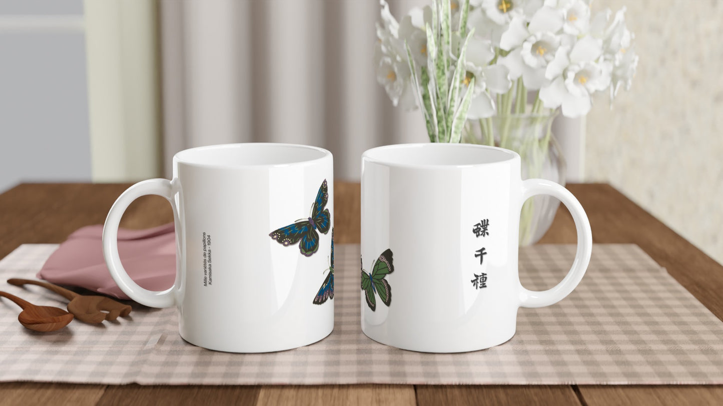 Illustration de papillons aux ailes compartimentées, Kamisaka Sekka. Mug blanc orné de papillons aux ailes vertes ornées de motifs noirs rappelant des vitraux, avec des accents bleus et roses, et des inscriptions japonaises noires. Image d'illustration 2