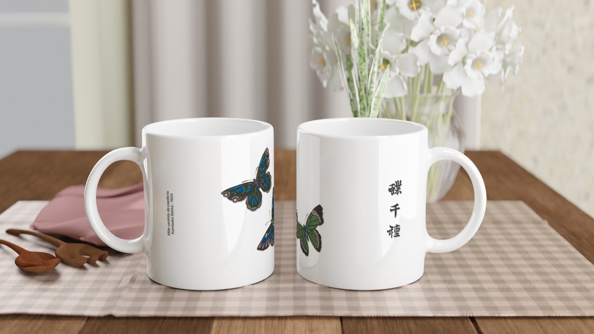 Illustration de papillons aux ailes compartimentées, Kamisaka Sekka. Mug blanc orné de papillons aux ailes vertes ornées de motifs noirs rappelant des vitraux, avec des accents bleus et roses, et des inscriptions japonaises noires. Image d'illustration 2