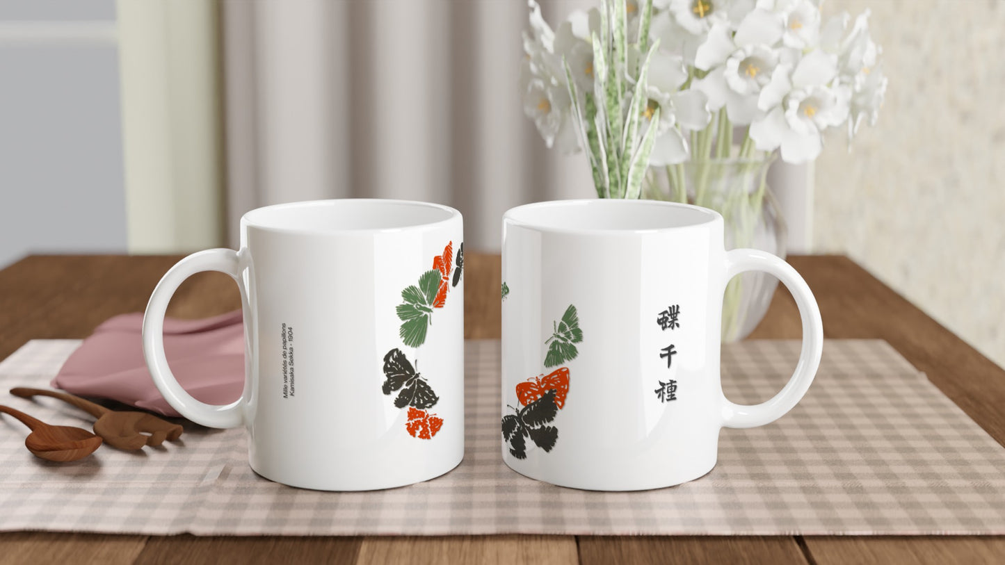 Illustration de papillons en aplats vert et rouge par Kamisaka Sekka. Une tasse blanche décorée de papillons aux ailes abstraites, vertes, rouges et noires, avec des inscriptions en japonais sur le côté. Image d'illustration 2