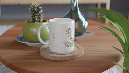 Illustration de papillons blancs et verts - Kamisaka Sekka. Mug blanc orné d'une composition de papillons aux ailes jaune pâle et bordées de vert, avec des motifs subtils et un texte calligraphié en noir. Image d'illustration 1