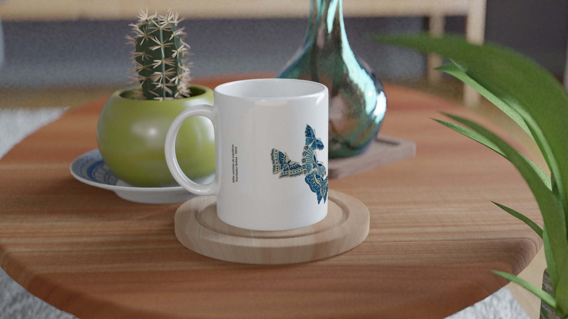 Illustration de papillons bleus et calligraphie par Kamisaka Sekka. Mug blanc orné de représentations de papillons bleus aux motifs stylisés, avec un texte calligraphié en noir. Image d'illustration 1