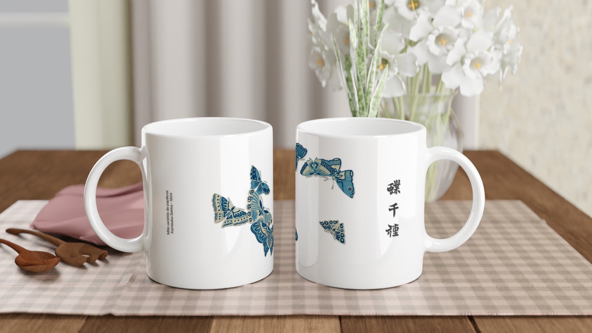 Illustration de papillons bleus et calligraphie par Kamisaka Sekka. Mug blanc orné de représentations de papillons bleus aux motifs stylisés, avec un texte calligraphié en noir. Image d'illustration 2