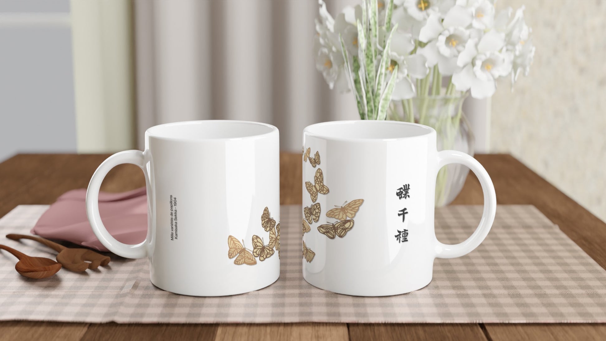 Illustration de papillons aux formes anguleuses – Kamisaka Sekka. Mug blanc illustré de papillons aux formes anguleuses et sombres, avec des touches de vert, de brun et de jaune, disposés en arc de cercle, et des inscriptions japonaises noires. Image d'illustration 2