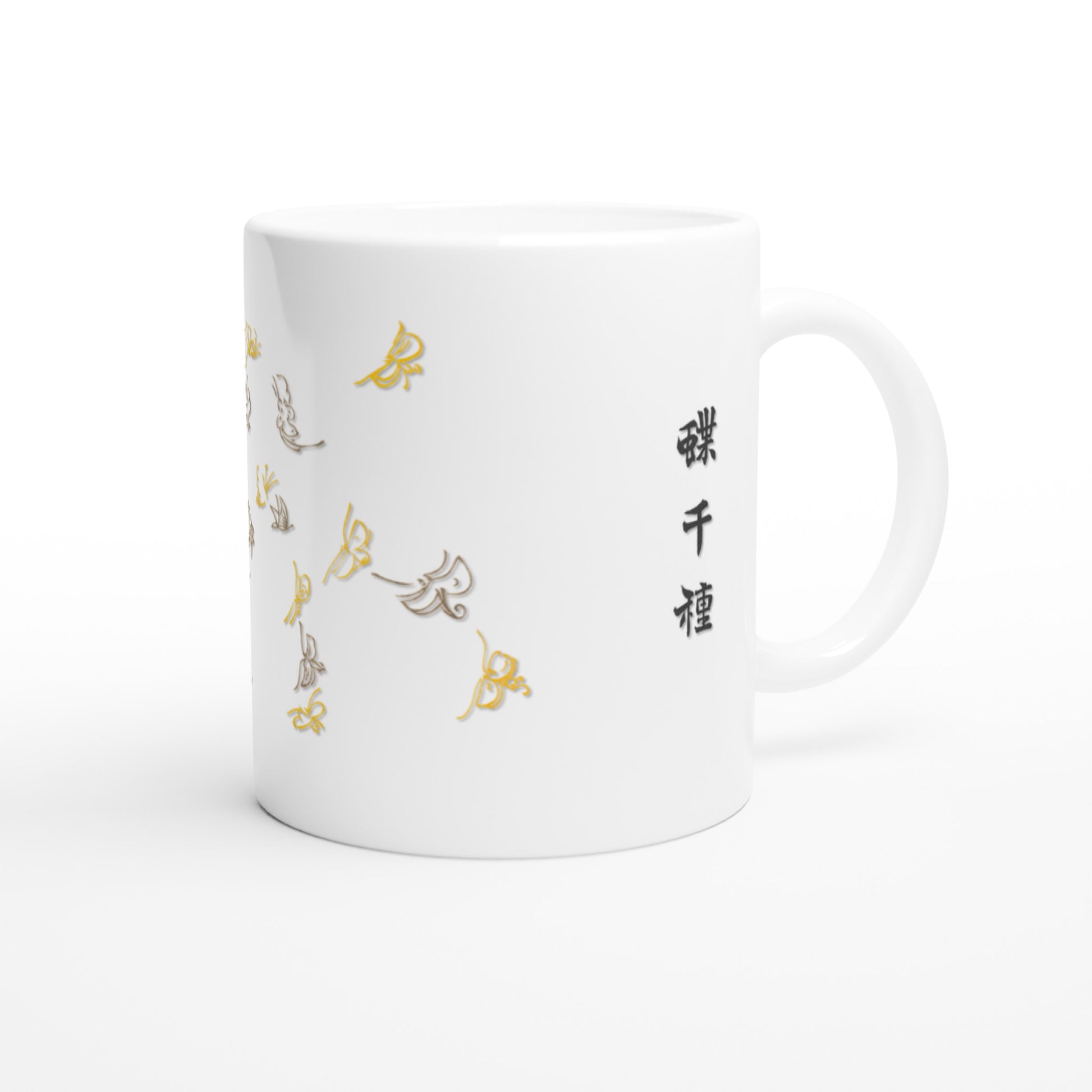 Illustration de papillons stylisés gris et dorés – Kamisaka Sekka (Default Title). Une tasse blanche ornée de papillons stylisés aux ailes grises et dorées, avec des inscriptions en japonais sur le côté.