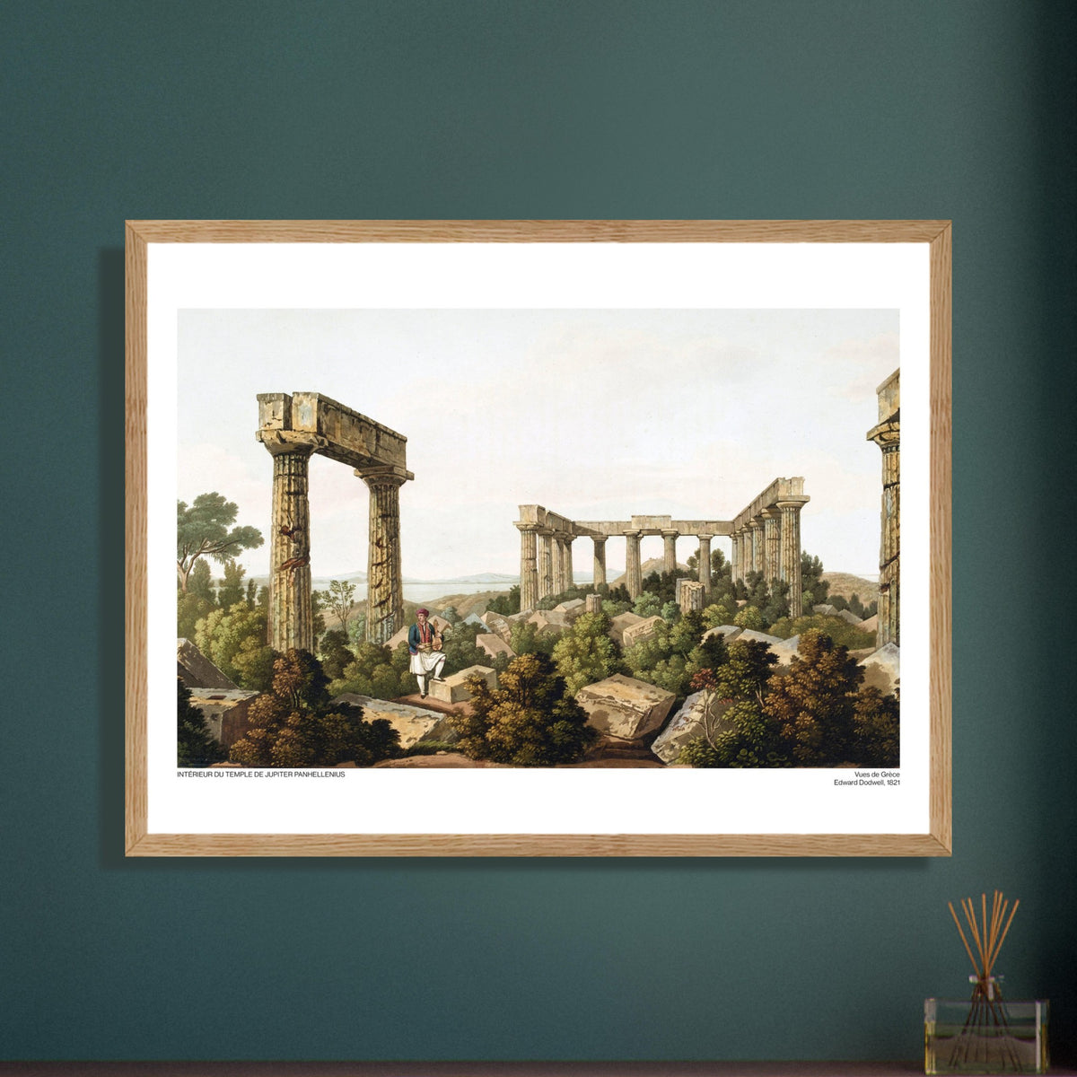 Vista interna del Tempio di Giove Panellenio, di Edward Dodwell. Le rovine di un tempio antico, con colonne imponenti e frammenti di pietra immersi in una vegetazione lussureggiante.