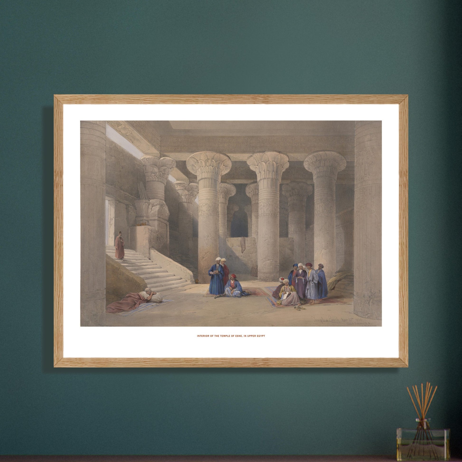 Planche ancienne : Intérieur du temple d'Esné, David Roberts. Lithographie ancienne représentant l'intérieur d'un temple égyptien avec de grands piliers sculptés et des groupes de personnes assises ou debout. Image d'illustration 6