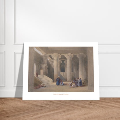 Planche ancienne : Intérieur du temple d'Esné, David Roberts. Lithographie ancienne représentant l'intérieur d'un temple égyptien avec de grands piliers sculptés et des groupes de personnes assises ou debout. Image d'illustration 7