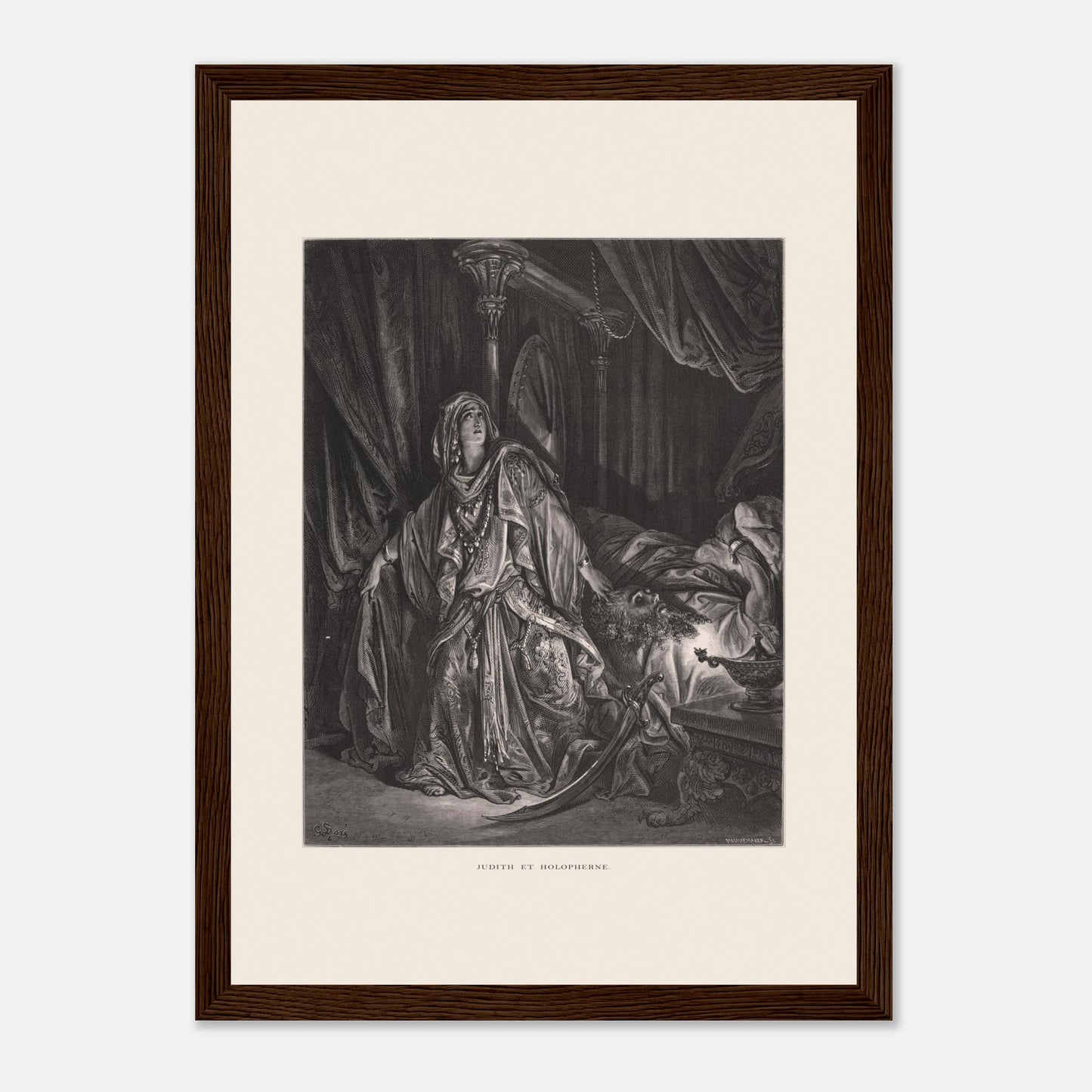 Gravure ancienne Judith et Holopherne de Gustave Doré (21x29,7 cm (A4) / Cadre bois foncé). Gravure de Gustave Doré illustrant Judith, vêtue de riches habits, regardant vers le ciel avec une expression de triomphe, près du corps décapité d'Holopherne.