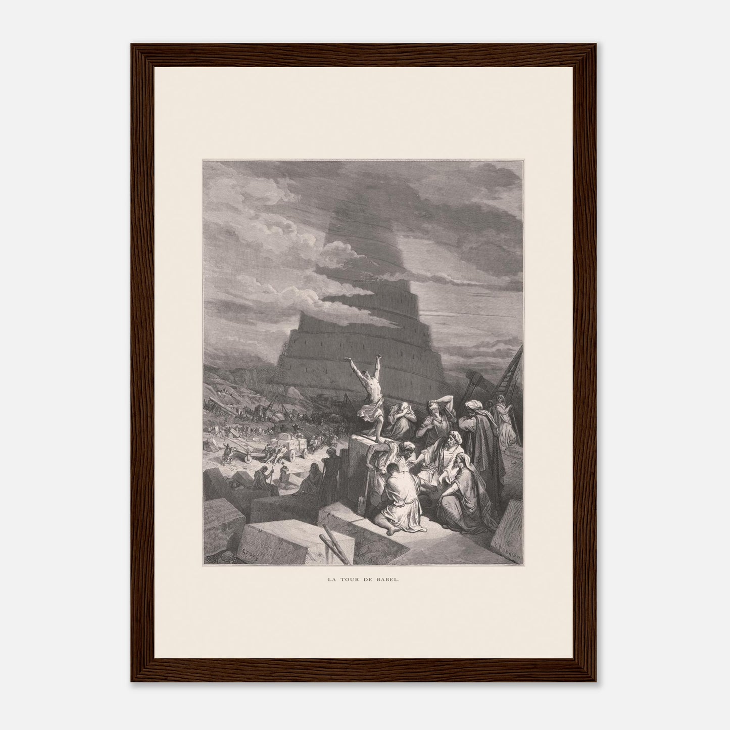 La Tour de Babel, planche illustrée par Gustave Doré (1866) (21x29.7 cm / 8x12" / Poster premium en papier mat encadré en bois / Cadre en bois foncé). Gravure ancienne représentant la Tour de Babel, avec une foule de personnes assemblées devant une immense structure en spirale en construction, sous un ciel nuageux.