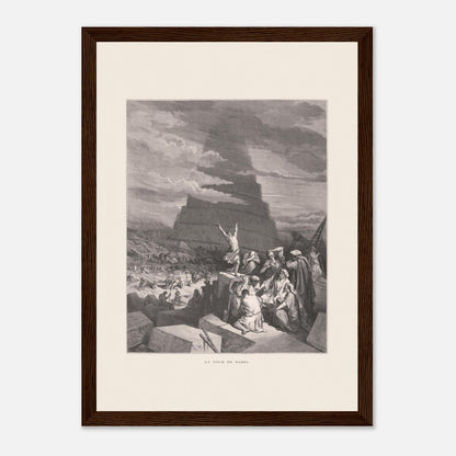 La Tour de Babel, planche illustrée par Gustave Doré (1866) (21x29.7 cm / 8x12" / Poster premium en papier mat encadré en bois / Cadre en bois foncé). Gravure ancienne représentant la Tour de Babel, avec une foule de personnes assemblées devant une immense structure en spirale en construction, sous un ciel nuageux.