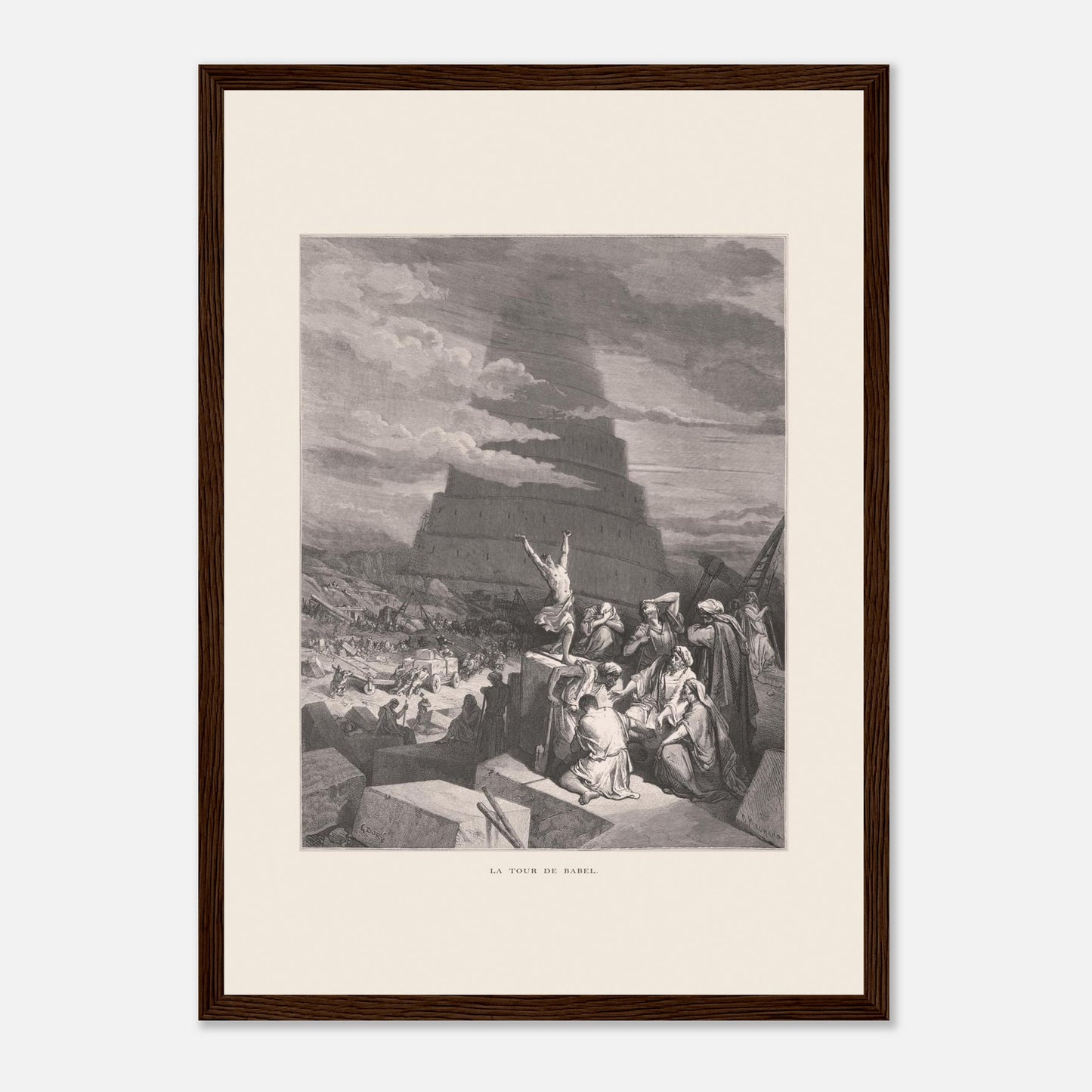 La Tour de Babel, planche illustrée par Gustave Doré (1866) (A3 (29.7 x 42  cm) / Poster premium en papier mat encadré en bois / Cadre en bois foncé). Gravure ancienne représentant la Tour de Babel, avec une foule de personnes assemblées devant une immense structure en spirale en construction, sous un ciel nuageux.