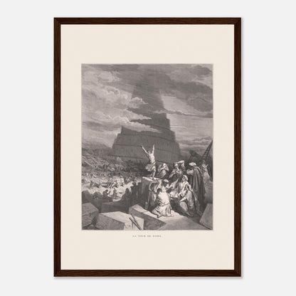 La Tour de Babel, planche illustrée par Gustave Doré (1866) (A3 (29.7 x 42  cm) / Poster premium en papier mat encadré en bois / Cadre en bois foncé). Gravure ancienne représentant la Tour de Babel, avec une foule de personnes assemblées devant une immense structure en spirale en construction, sous un ciel nuageux.
