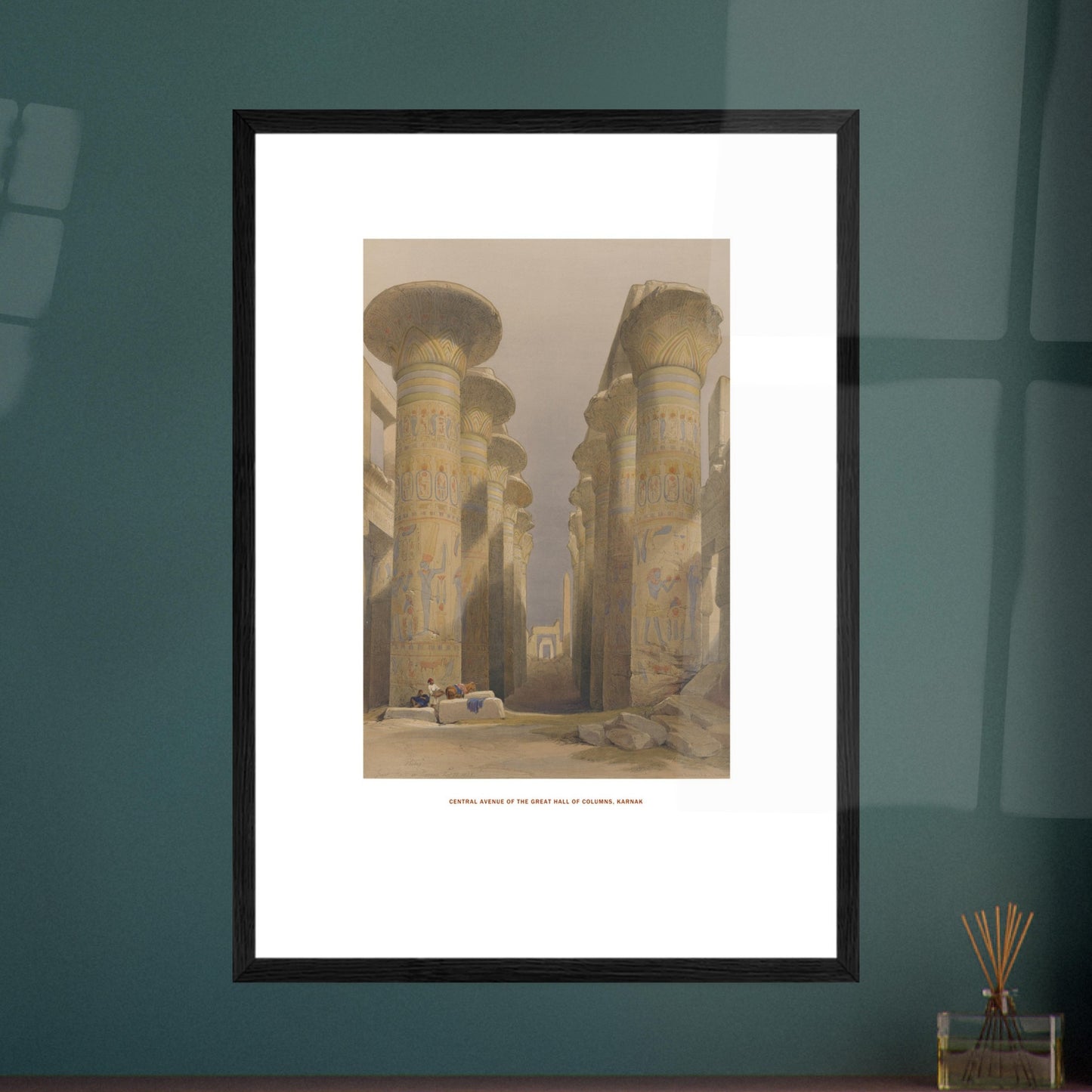 Planche de la Grande salle des colonnes à Karnak - David Roberts. Lithographie ancienne représentant la grande salle des colonnes à Karnak, avec des figures humaines assises au premier plan. Image d'illustration 6