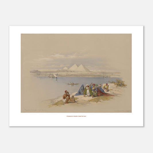 Planche ancienne : Les Pyramides de Gizeh depuis le Nil, David Roberts (30x40 cm). Lithographie représentant les pyramides de Gizeh au loin, vues depuis le Nil, avec des bateaux et des figures humaines sur la rive au premier plan.